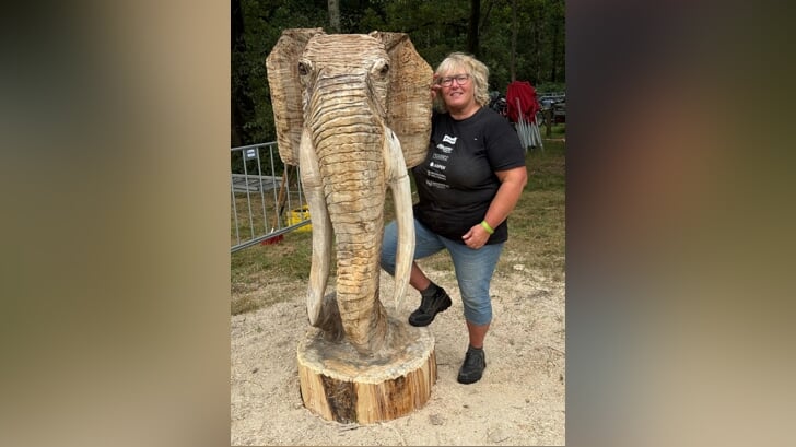 Silvia Noordermeer uit Beesd met het olifantenhoofd.