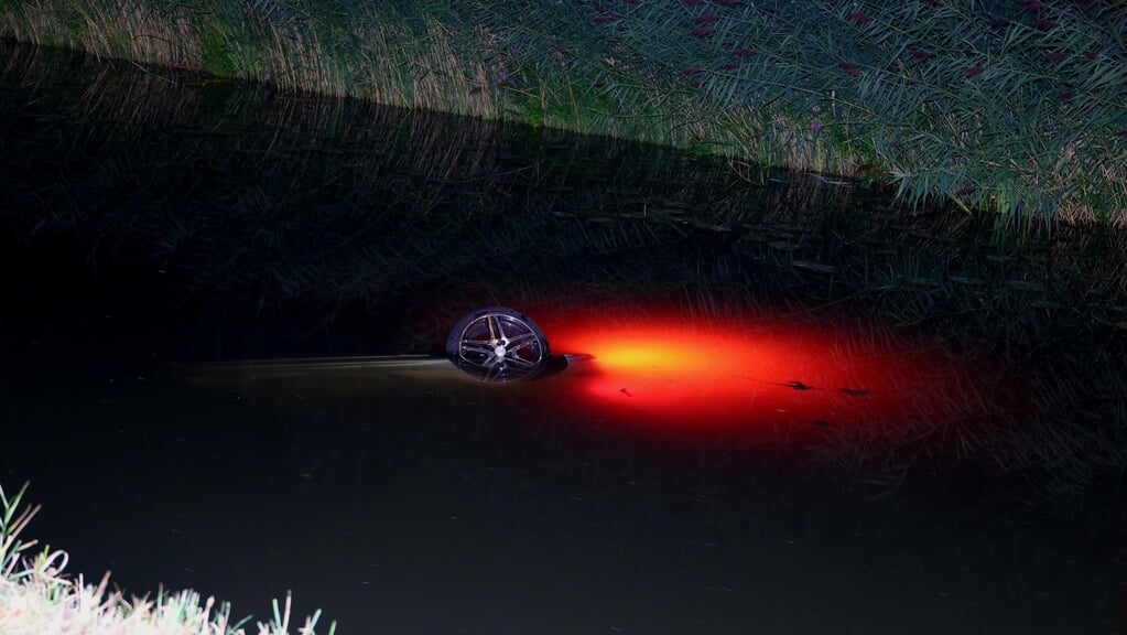 Nachtelijk ongeluk op Acquoyseweg: duikteam ingezet bij berging auto.
