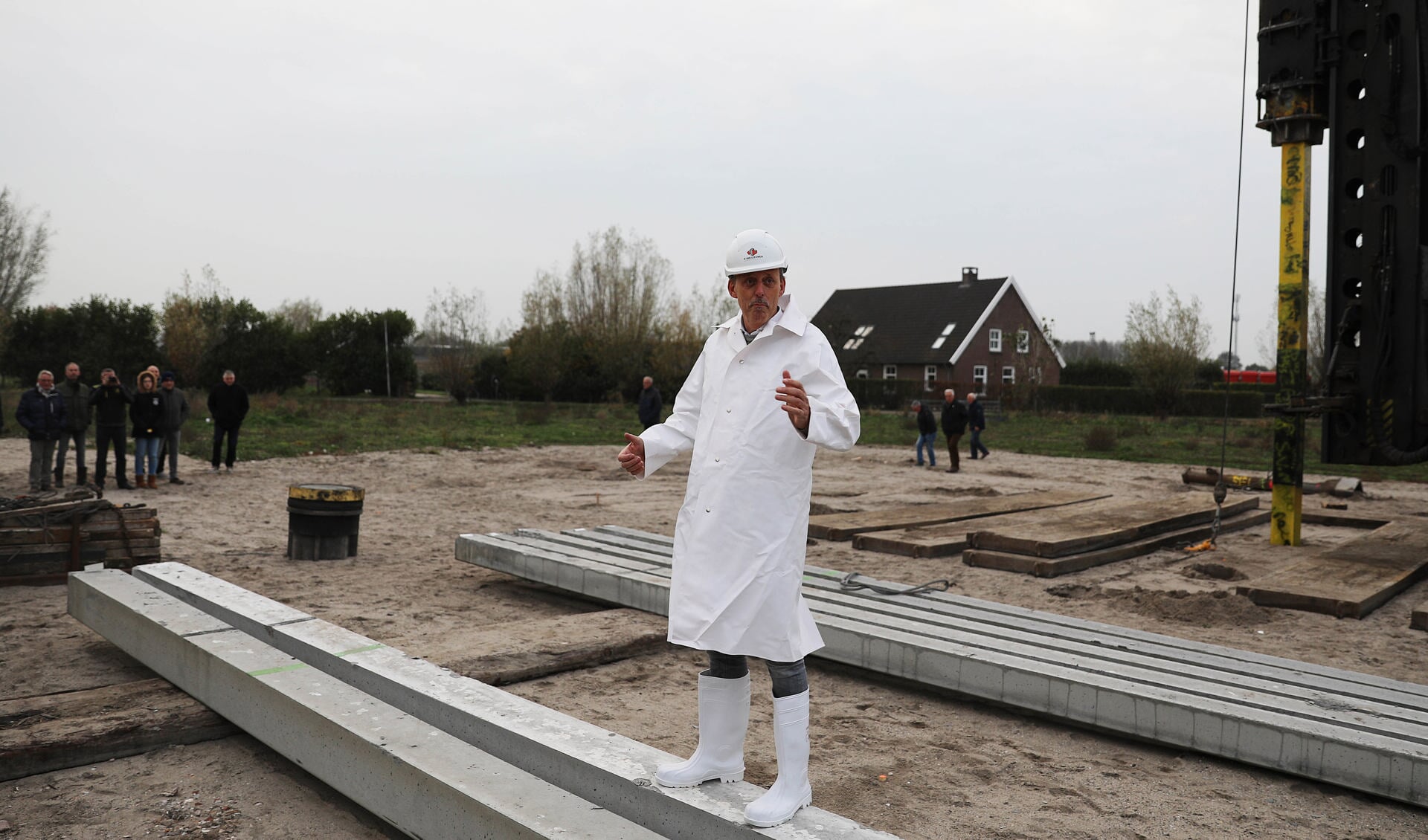 Voorzitter Sjaak Versluis slaat eerste paal voor nieuw complex SV Meerkerk