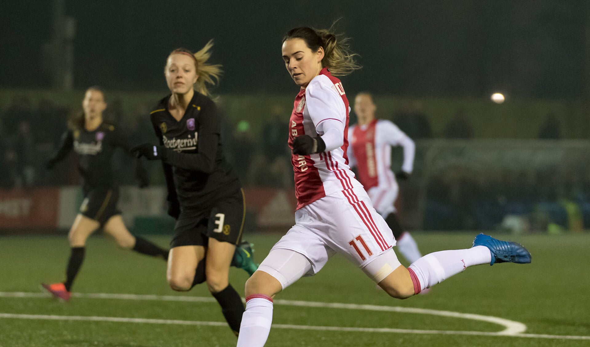 Velddrielse Van den Bighelaar loodst Ajax-vrouwen naar eerste landstitel