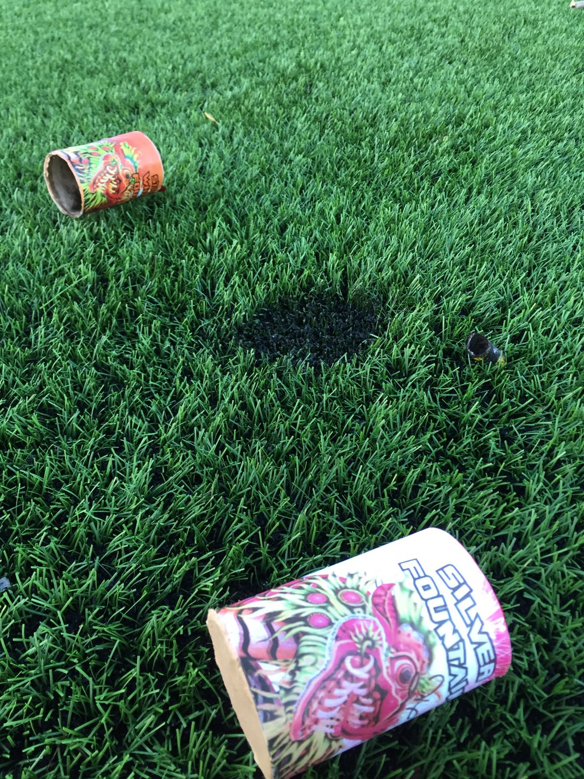 Ook schade aan kunstgras Stolwijk door vuurwerk
