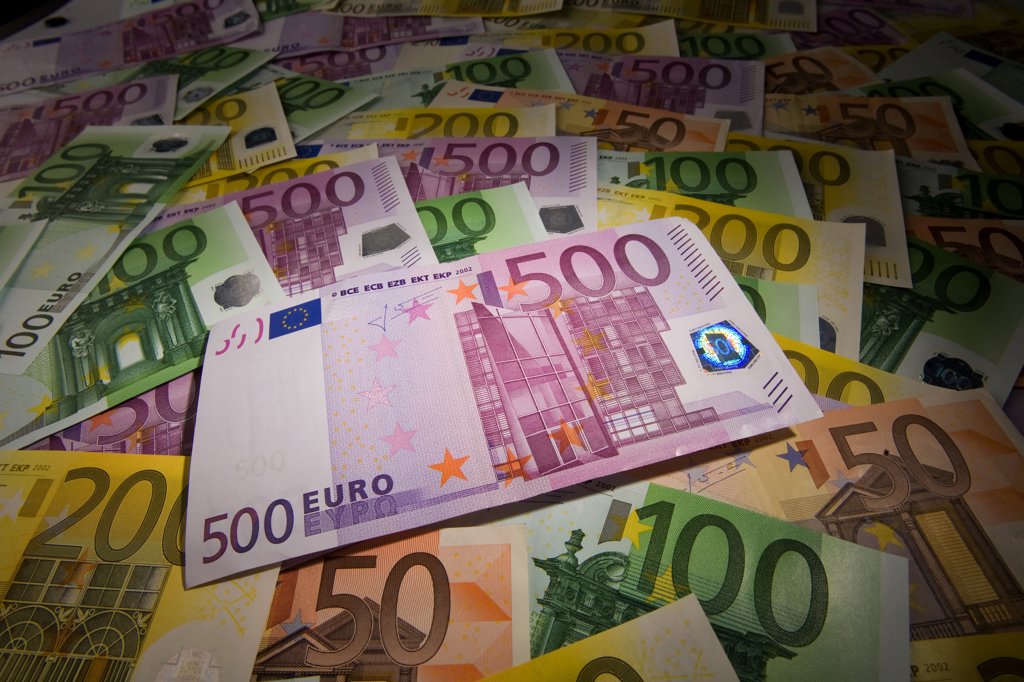 • Er werd onder andere beslaggelegd op ruim 19.000 euro aan contanten. 