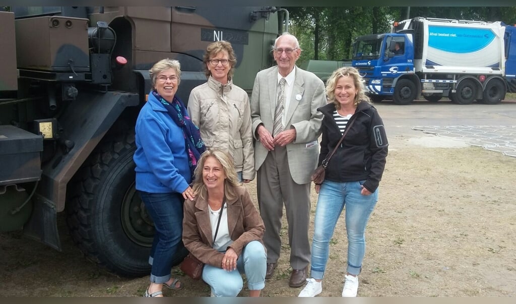 • Piet Smit met zijn vier dochters op een veteranendag.