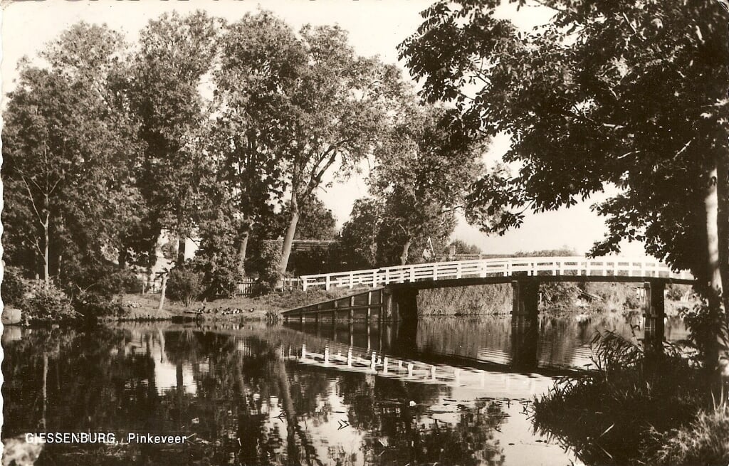 • Een foto uit de oude doos van de Pinkeveersebrug.
