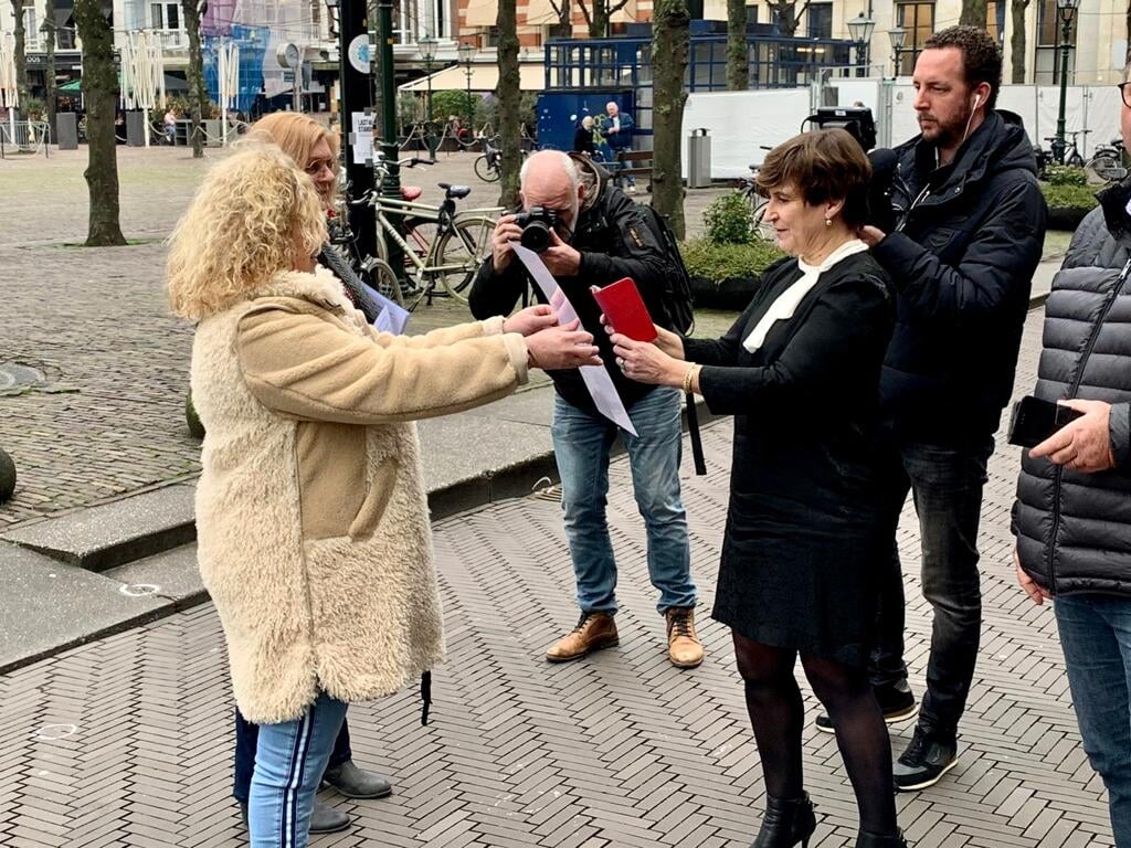 • Hessels en Van Ieperen (links) bieden de petitie aan Lilianne Ploumen aan.