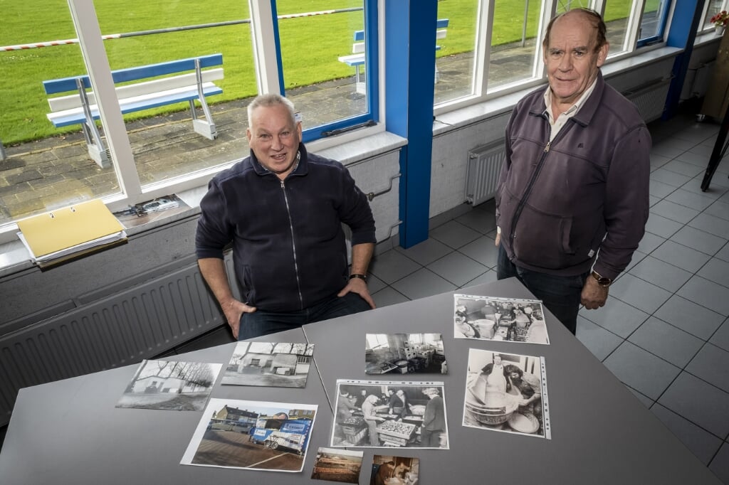 • Henk Stigter en Gerrit van Bruchem met een aantal foto’s van de oliebollenverkoop uit de oude doos.
