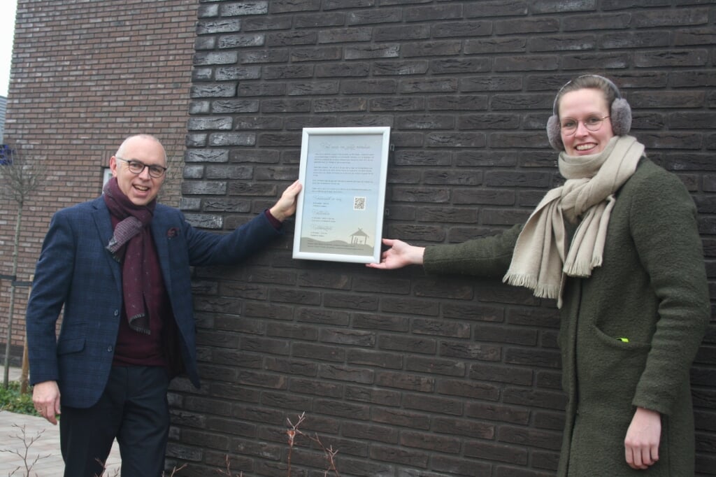 • Dominee Huib Markus en Jola de Leede hangen de flyer op bij de pastorie.