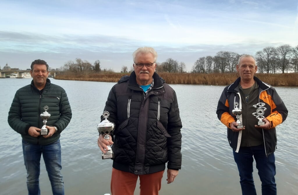 • Van links naar rechts: Ton van Kooten, kampioen Kees Kool en Rudi Kaldenberg.