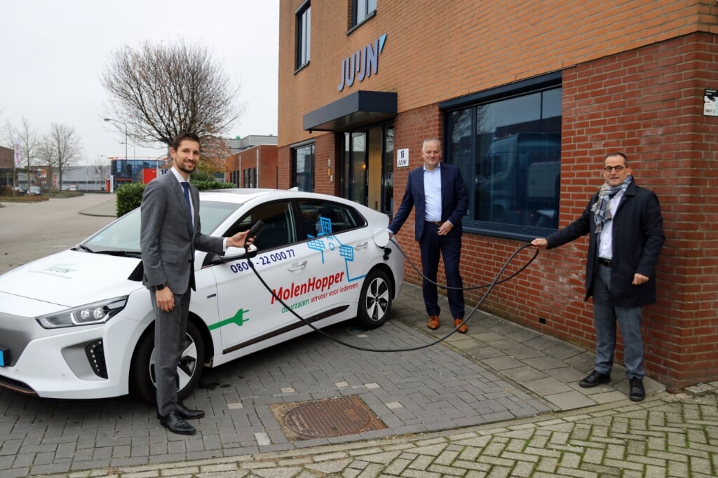 • Wethouder Kraaijeveld, gemeente Gorinchem (links), Arjen Juijn, Vervoersbedrijf Juijn BV (midden) en wethouder Quik (rechts) bij een van de nieuwe elektrische MolenHopper taxi's voor het Wmo-vervoer.