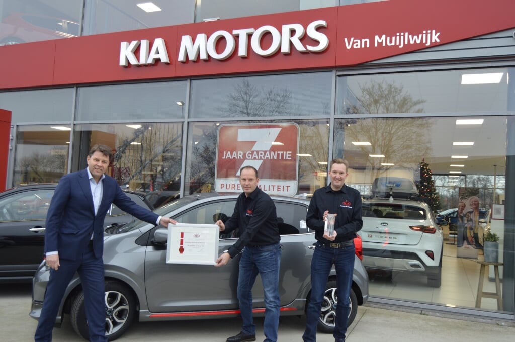 • Léan Verstoep (Kia Motors Nederland) met rechts naast hem Pieter en Herman van Muijlwijk.