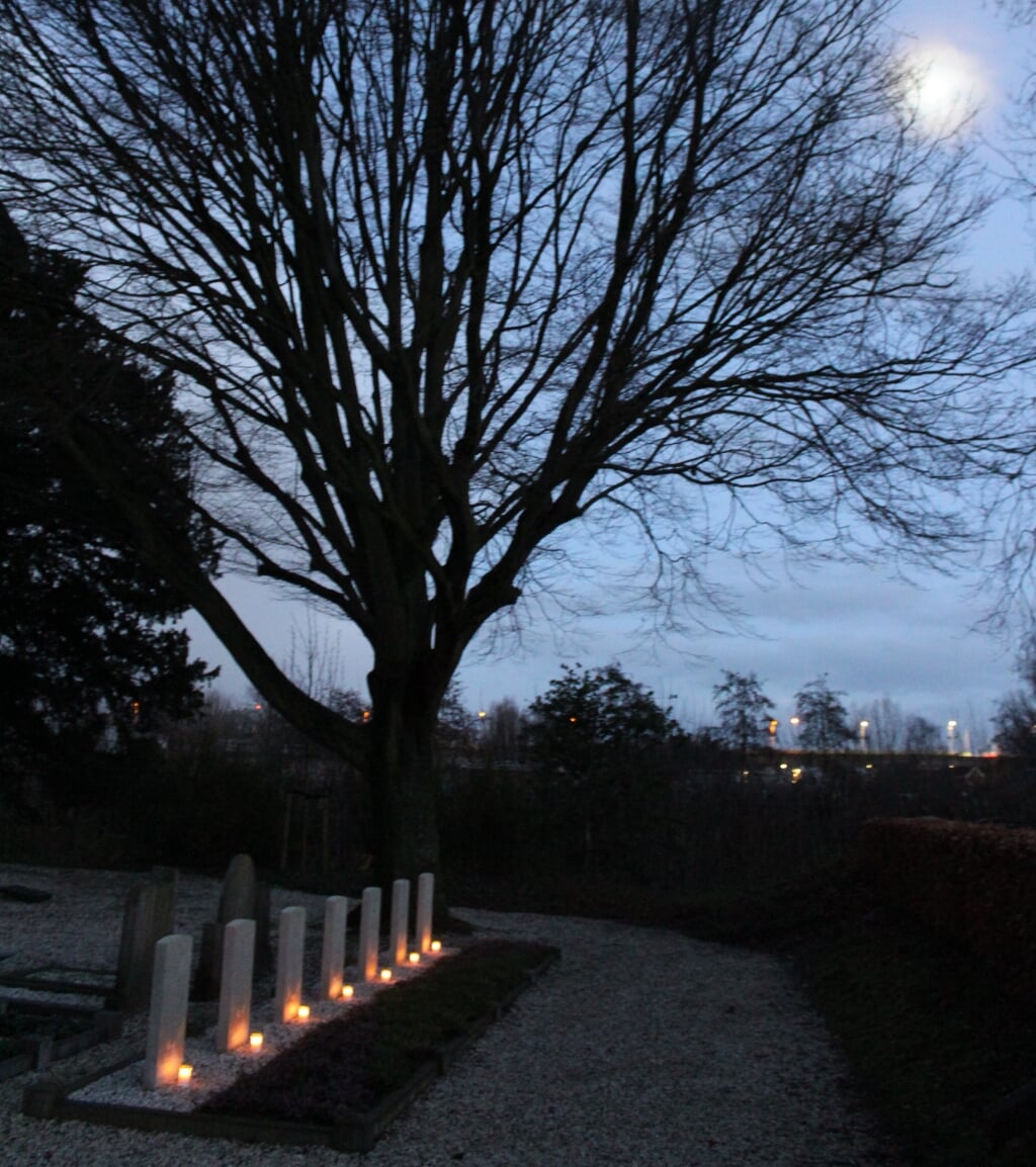 • Lichtjes op de oorlogsgraven in Papendrecht