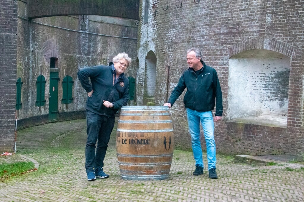 • Een aantal barrels met het nieuwe bier ligt opgeslagen op Fort Everdingen.