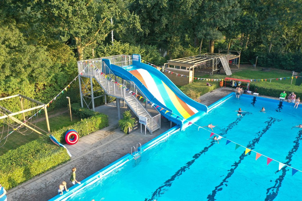 • Zwembad Bijtelskil, hier vanuit de lucht gefotografeerd, gaat net als Werkina weer open.