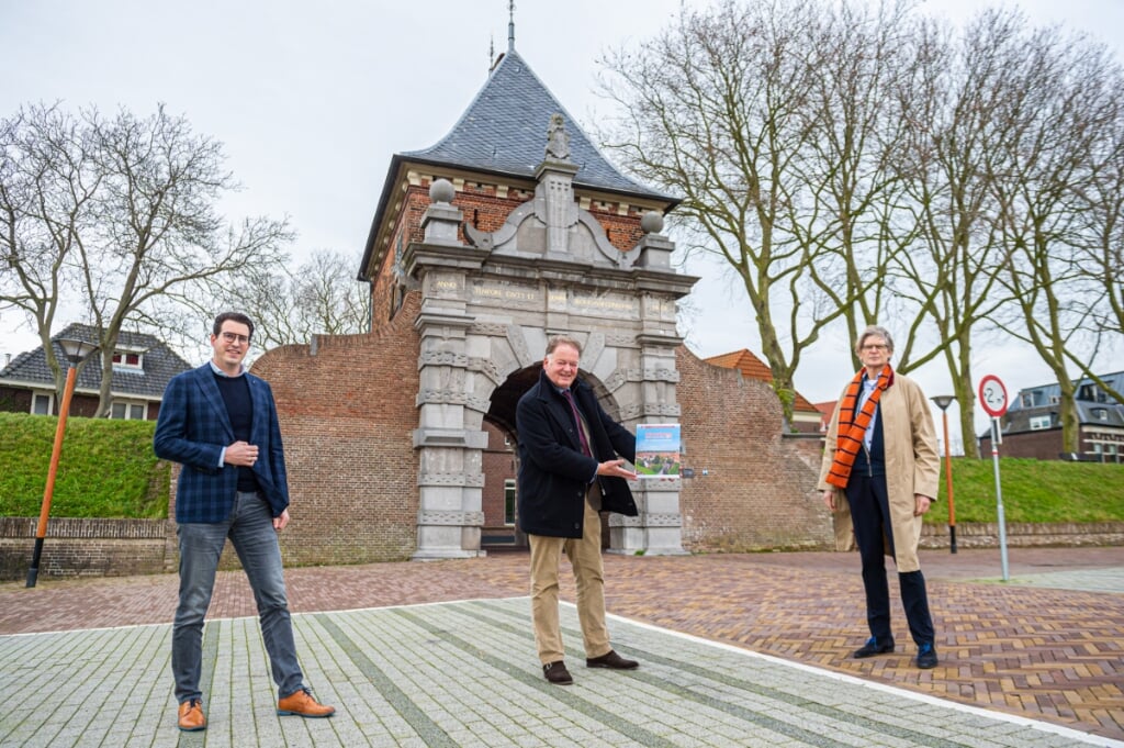 •V.l.n.r.: Bas Rechtuyt, burgemeester Roel Cazemier met het boek en Peter van der Zwaal. 