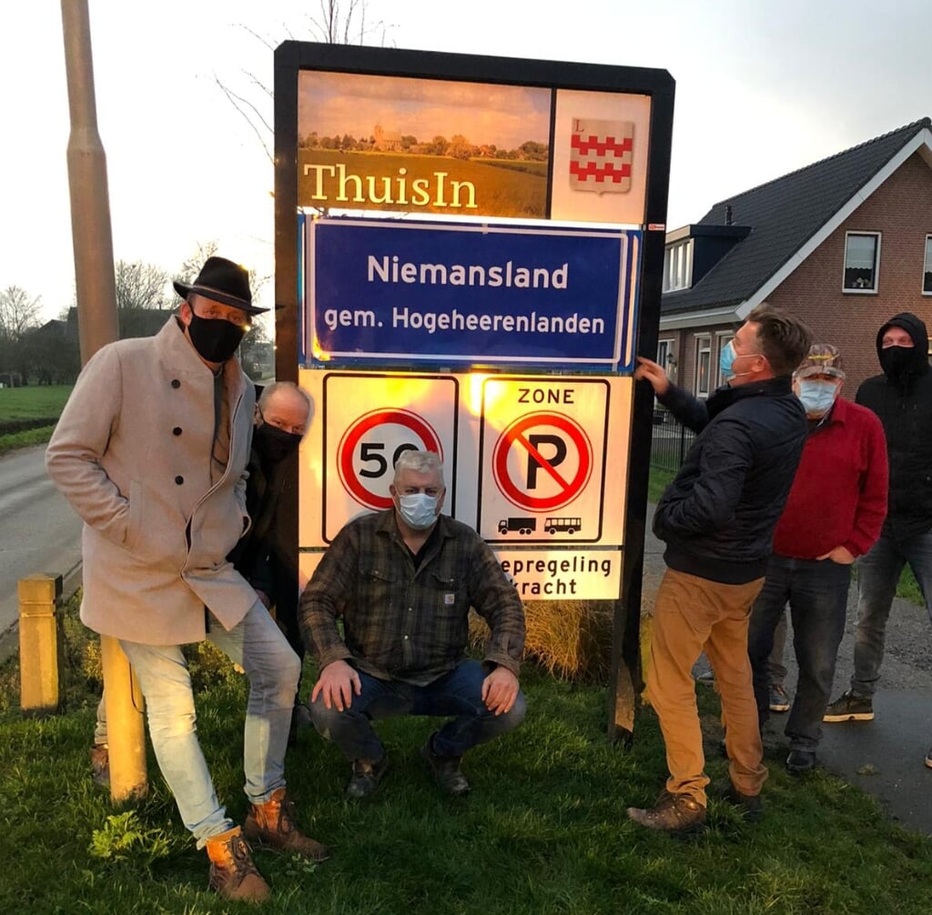• De actiegroep bij het nieuwe bord: Niemansland, gemeente Hogeheerenlanden.