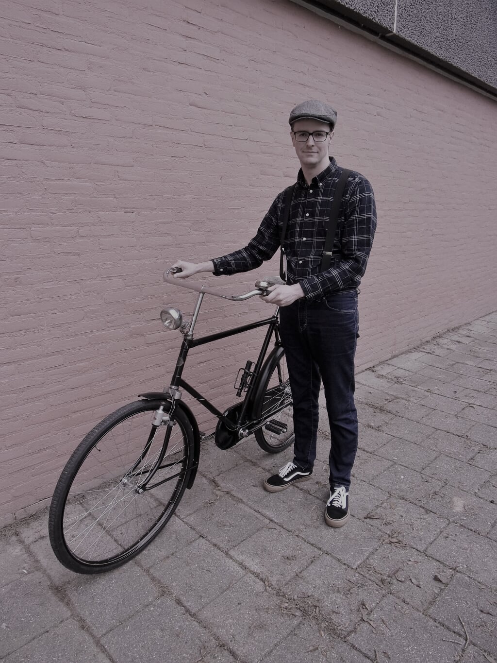 • Tobias Huurman met zijn fiets.