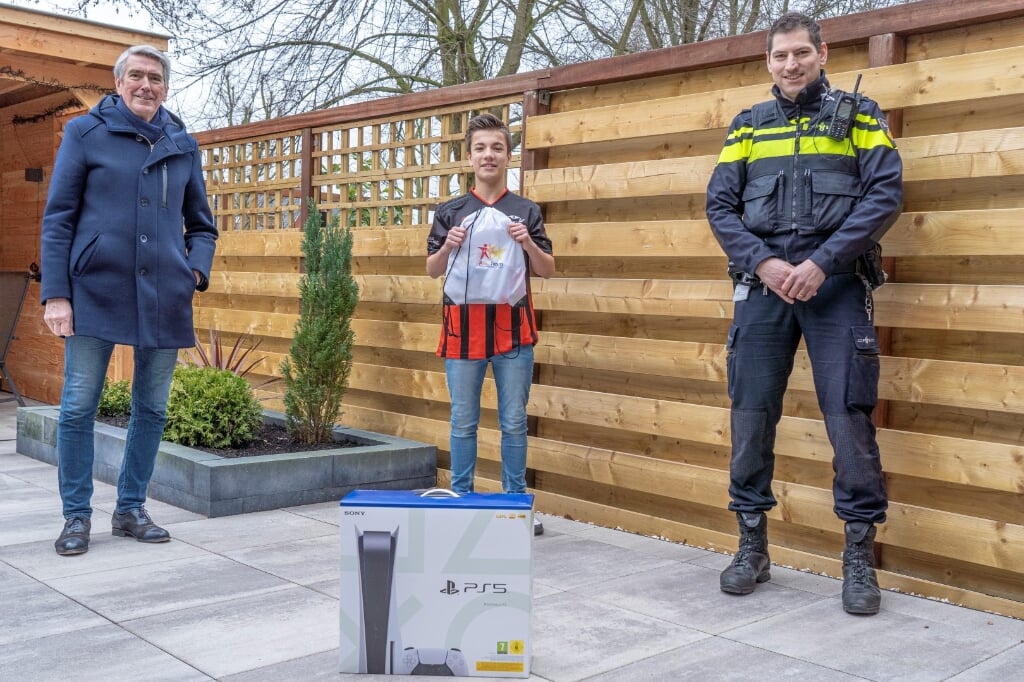 • Stefan Kooper met wethouder Jongmans en politieagent Roel van de Groes.
