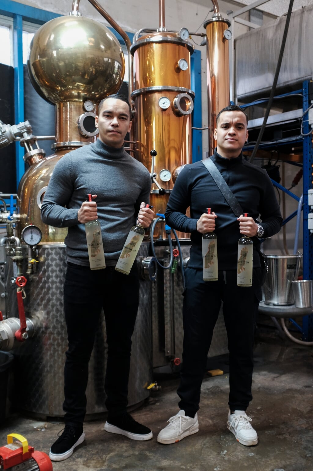 • Raymon Kruijs en Marchiano Sihasale in de distilleerderij.