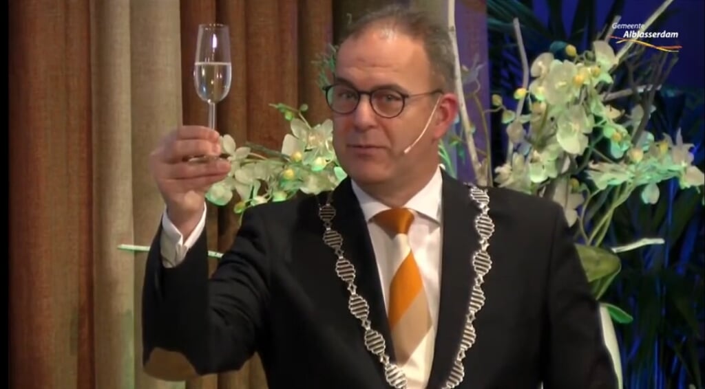 • Burgemeester Jaap Paans bracht een toast uit op het nieuwe jaar.