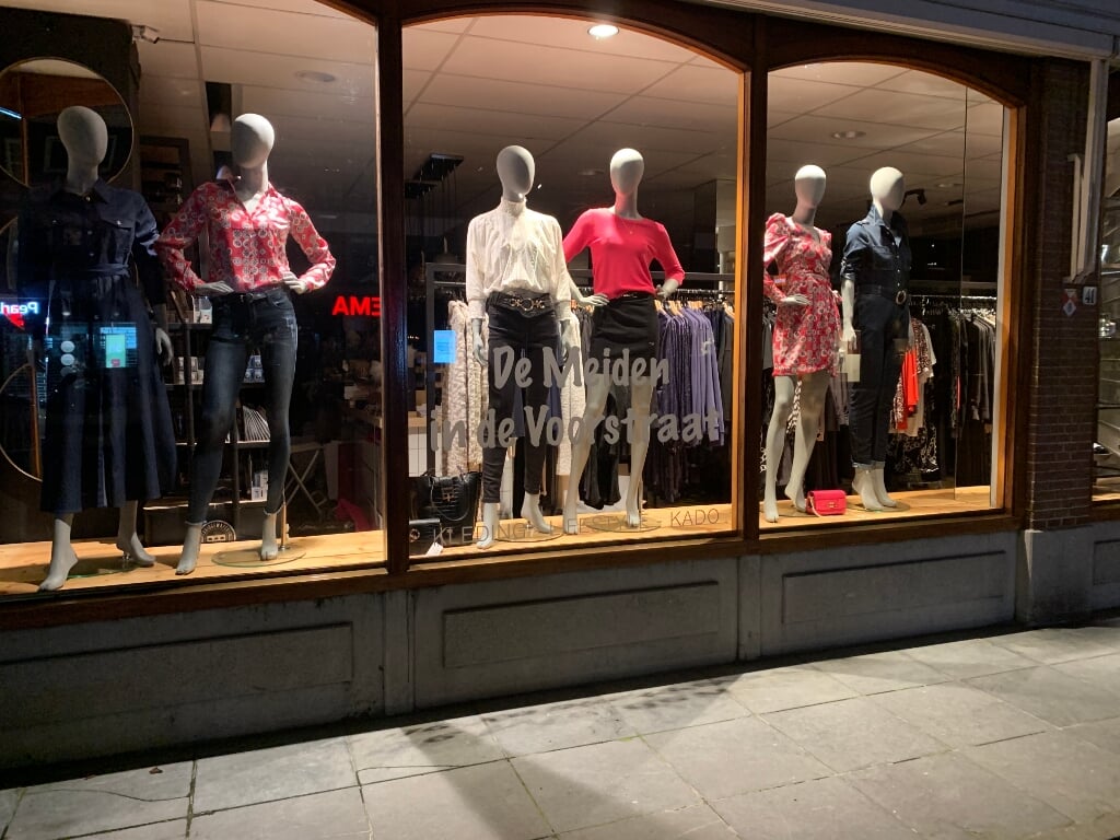 • De etalage van modewinkel 'De Meiden in de Voorstraat'