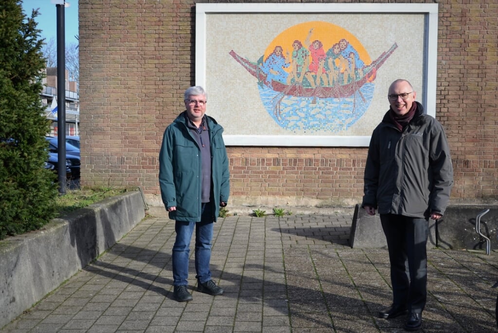 • Dijo van der Hek en dominee Huib Markus (rechts) voor het mozaïek van de bijzondere visvangst, naar de tekst uit Lucas 5.