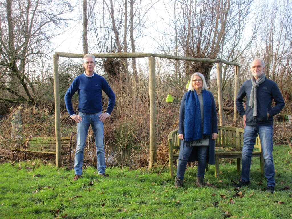 • Partners Sylvia Terpstra en Floris Blom (r) en vrijwilliger Wim Struijk op het perceel in Schoonrewoerd.