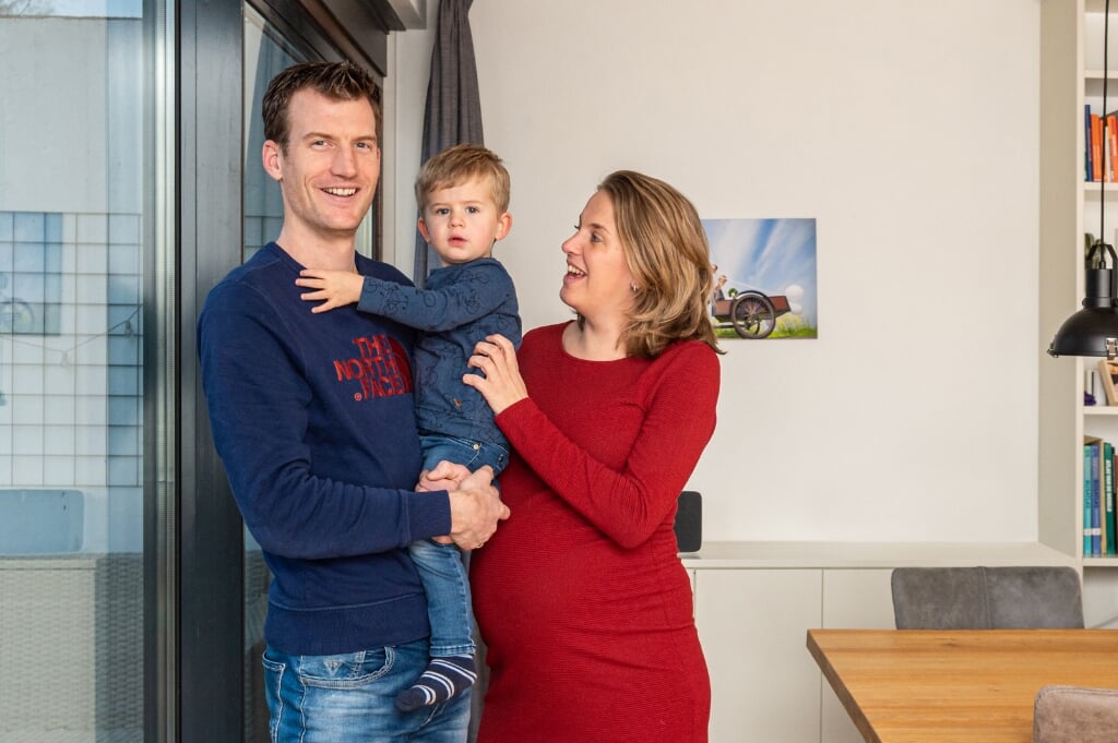 • Erik Jan Kooiman thuis in Lekkerkerk met zijn zwangere echtgenote Trudie en zoon Jens.