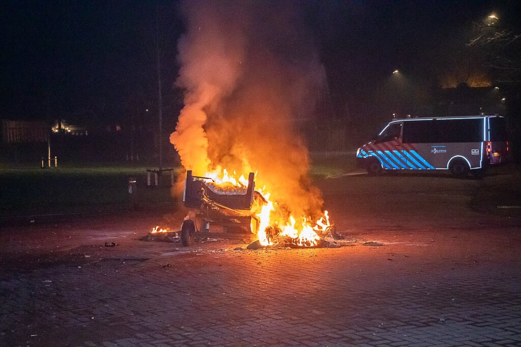 • In Rijswijk werd Oudejaarsavond een aanhangertje in brand gestoken.