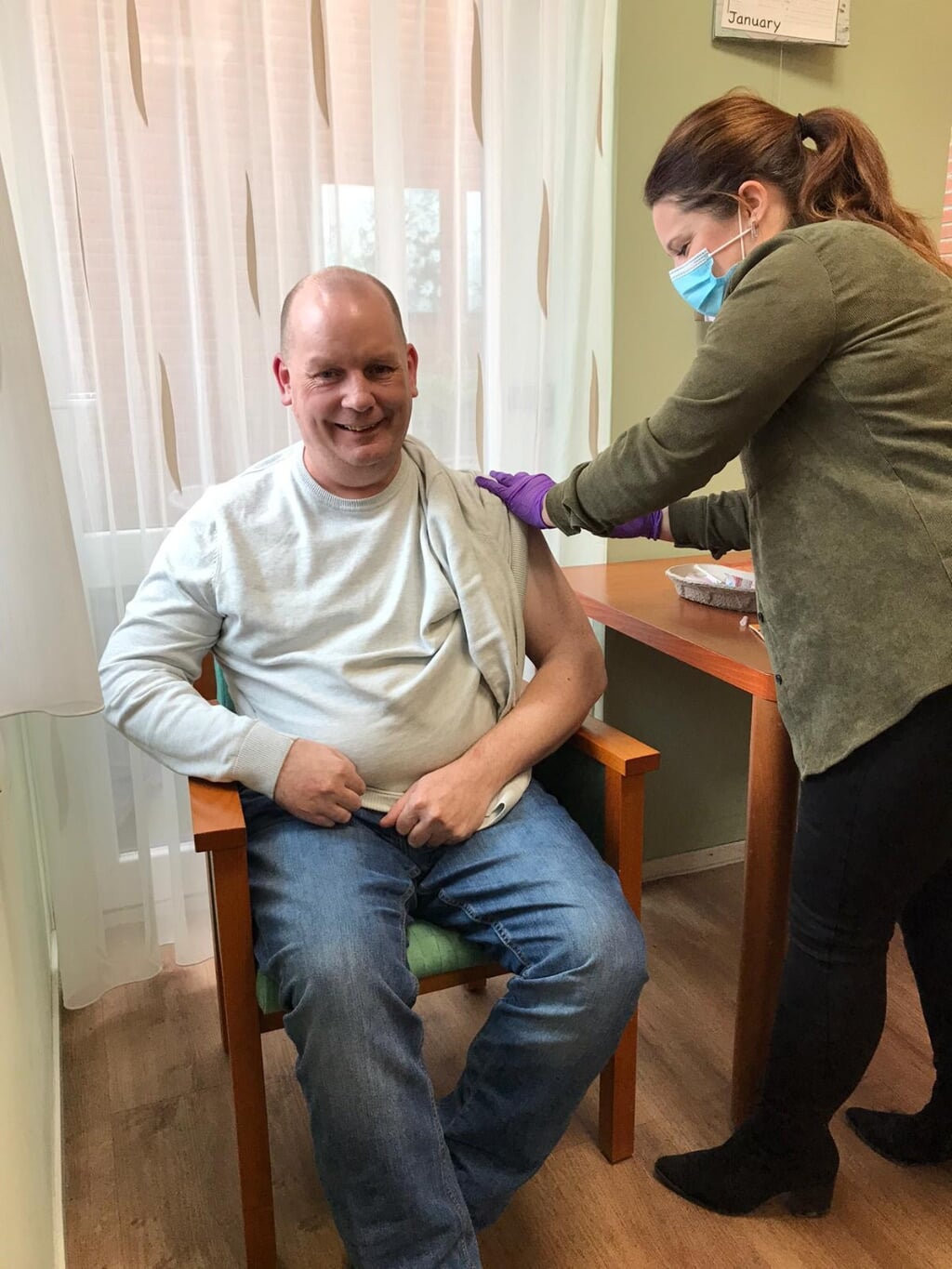 • Danny Visser, bewoner van De Waalburcht, ontvangt de vaccinatie.