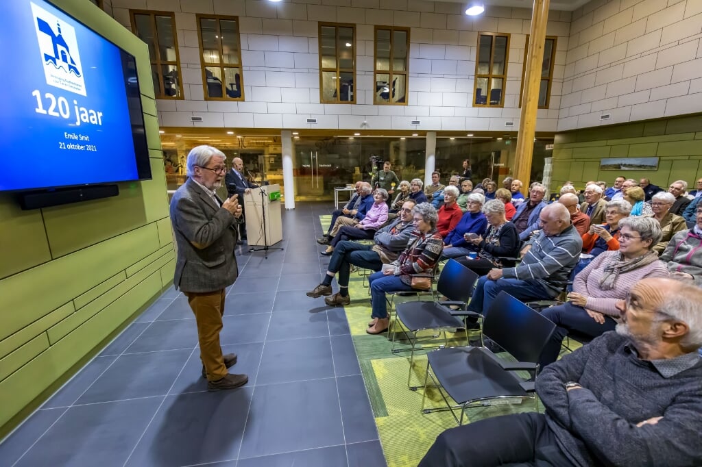 75 belangstellenden bezochten de lezing 120 jaar Oudheidkamer Tiel in het Regionaal Archief.