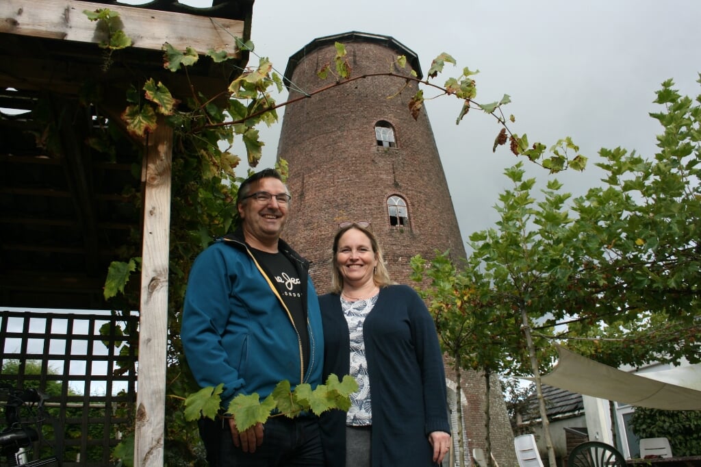 "We voelen het als onze missie om de molen te restaureren", aldus Greetje Spies en Wim Derksen.