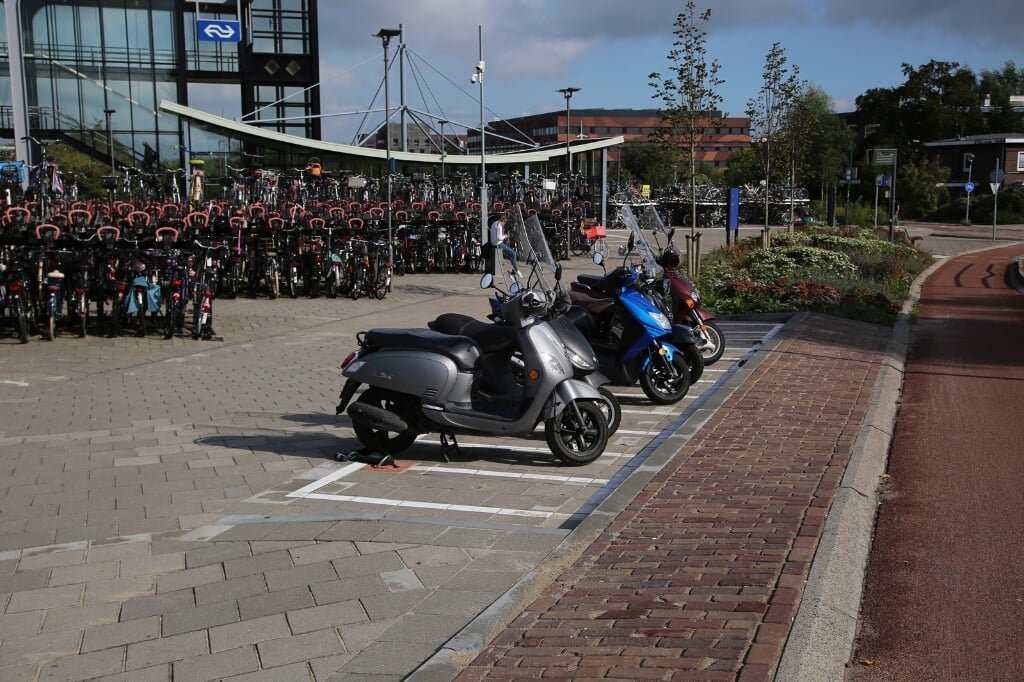 • Nieuwe parkeerplaats voor scooters.