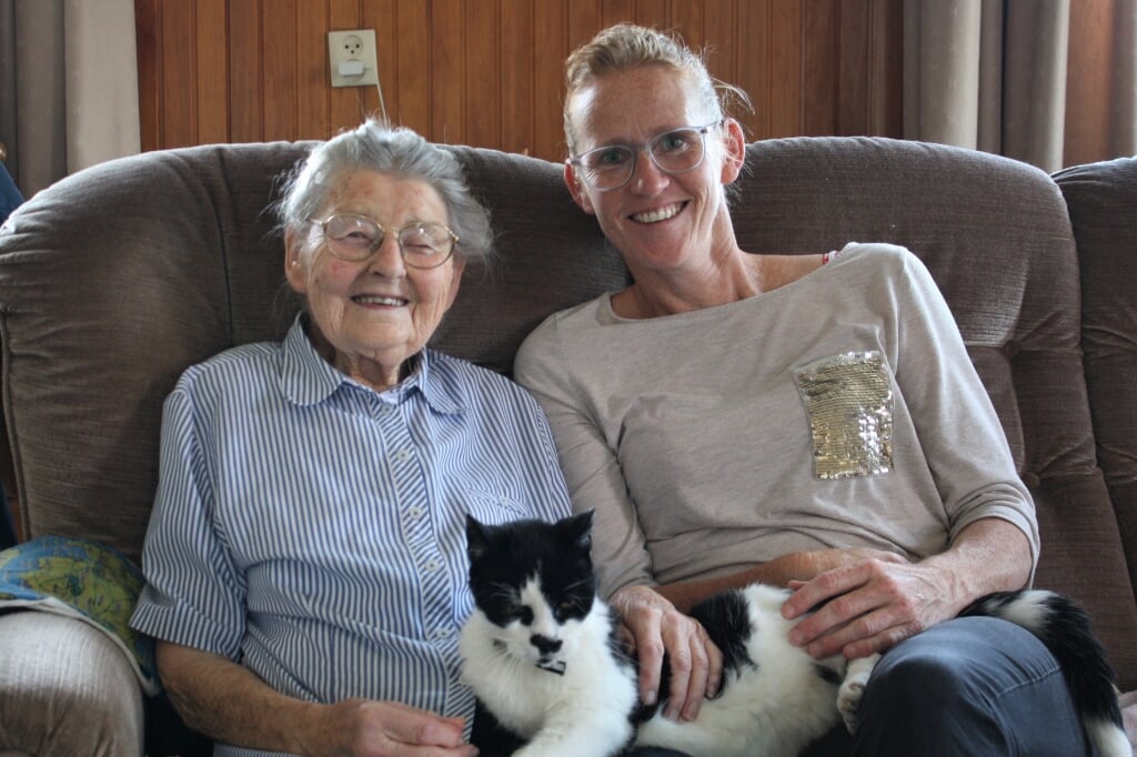 • Maaike en kleindochter Marjan met de kat.