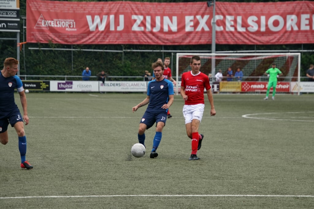 • Mitchell van der Veer in actie tijdens de wedstrijd tegen Excelsior '31. 