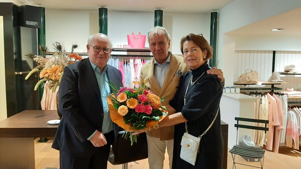 Burgemeester Backhuijs feliciteert Henk en Wieneke.