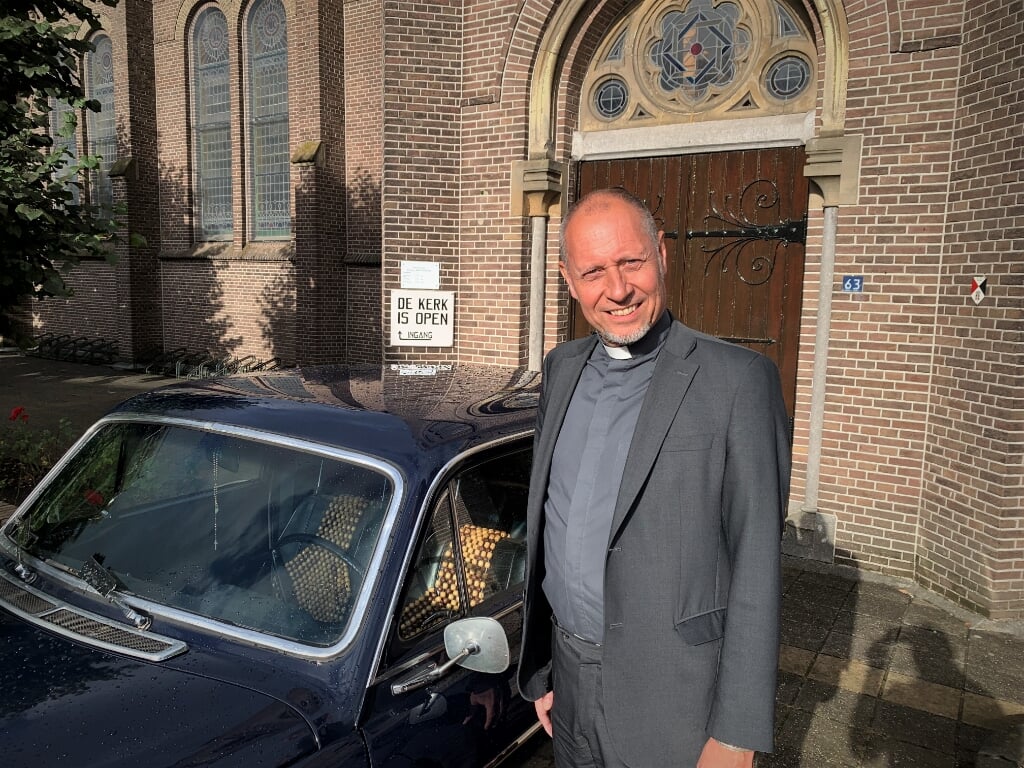 • Van Klaveren is de nieuwe pastoor van de parochies in Haastrecht en Schoonhoven. 