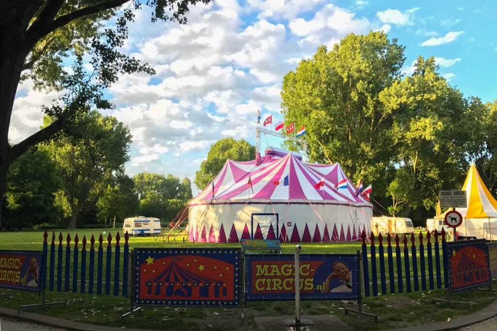 • De circustent van Magic Circus staat in Woerden.