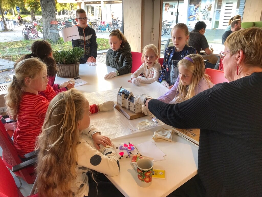 • Arja van Veldhuizen bezig met de kinderen.