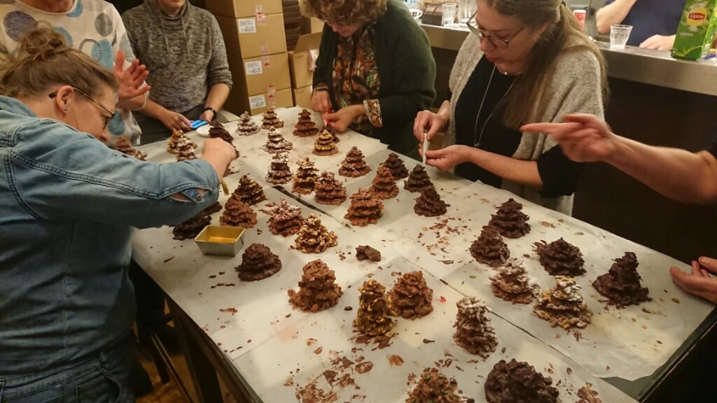 • Bewoners van de Karnemelksloot werken hard aan hun kunststukjes van chocolade.