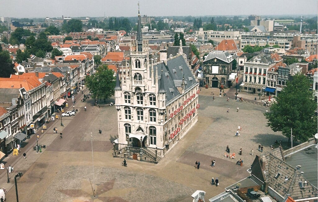 • Het stadhuis gezien vanaf de Sint Janstoren.