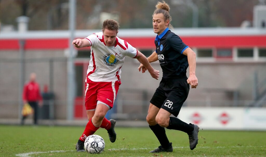 • Tim Schwebke (Heukelum) passeert zijn tegenstander.