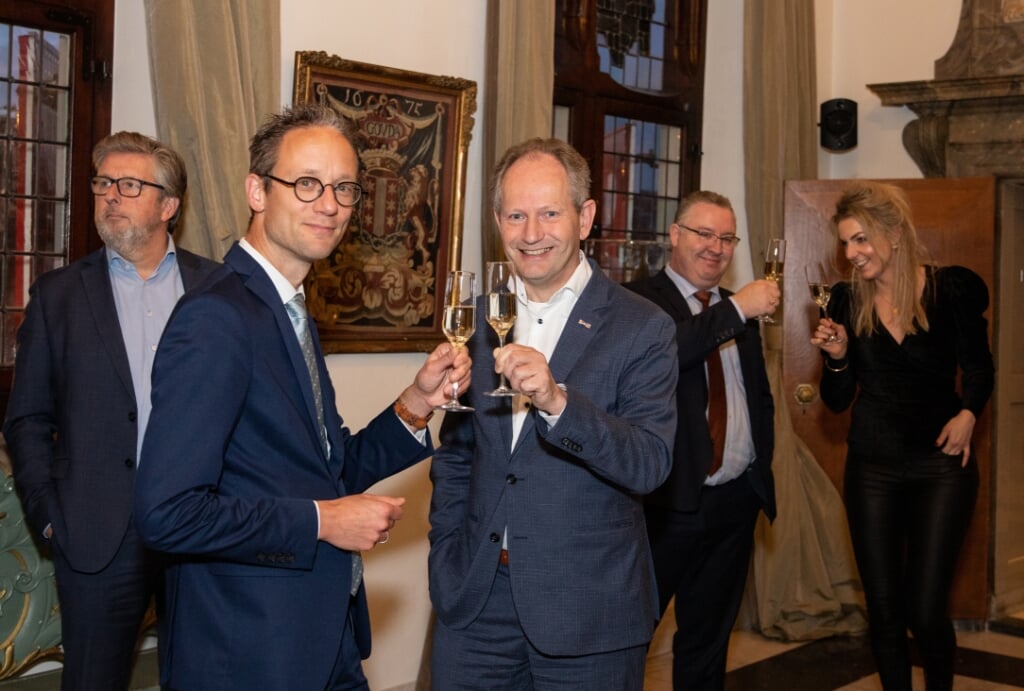 • Wethouder Thierry van Vugt (l) en Theo Krins toosten op de nieuwe organisatie SBG.