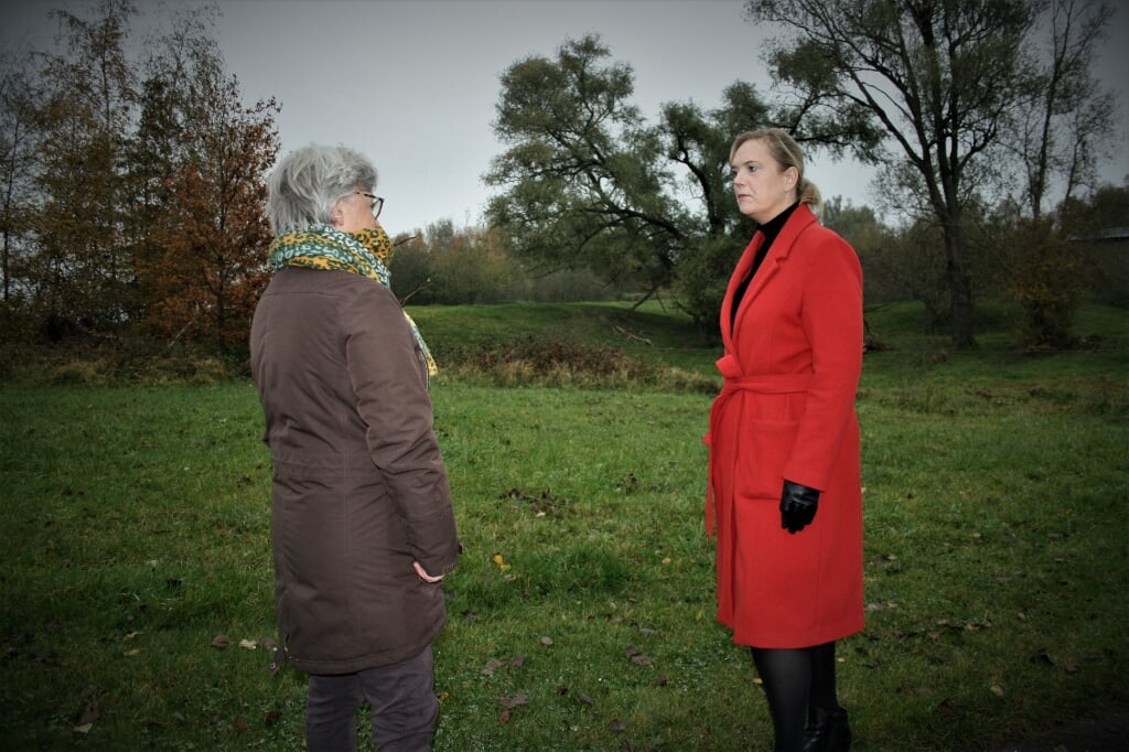 • Els Schipper (links) en Birgit Ruiter zijn fel tegen de plannen voor het terrein van De Anker.