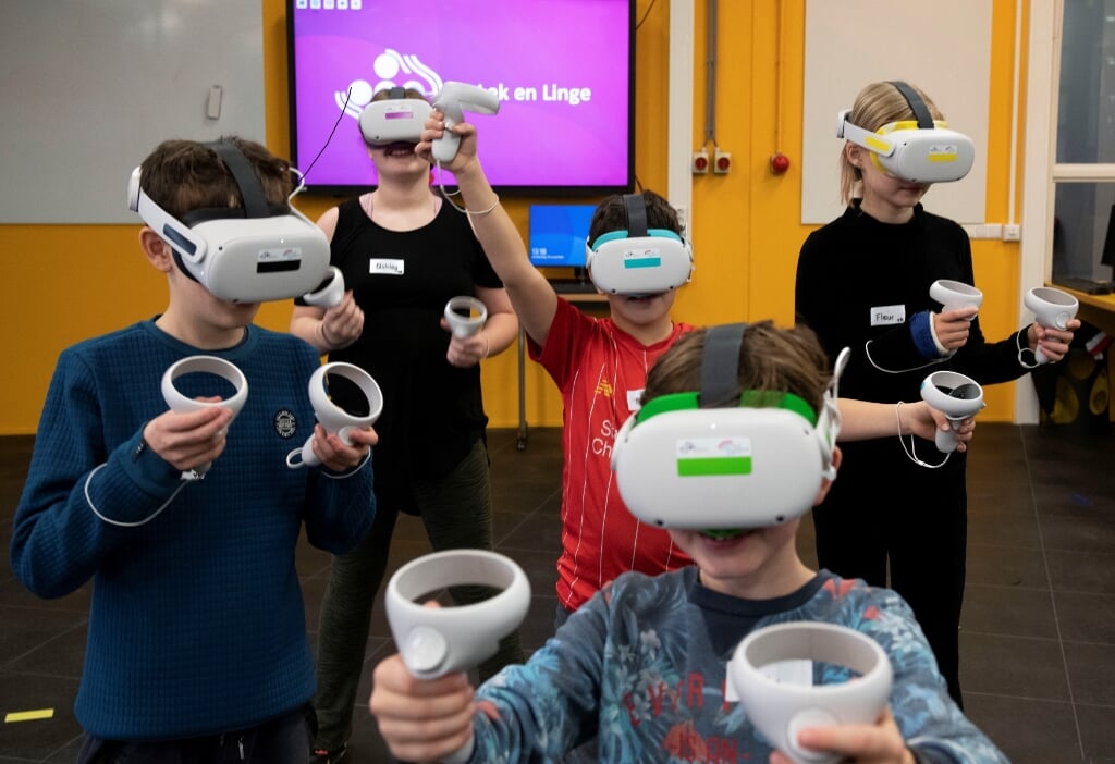  Vijf kinderen met een VR-bril op hun hoofd.