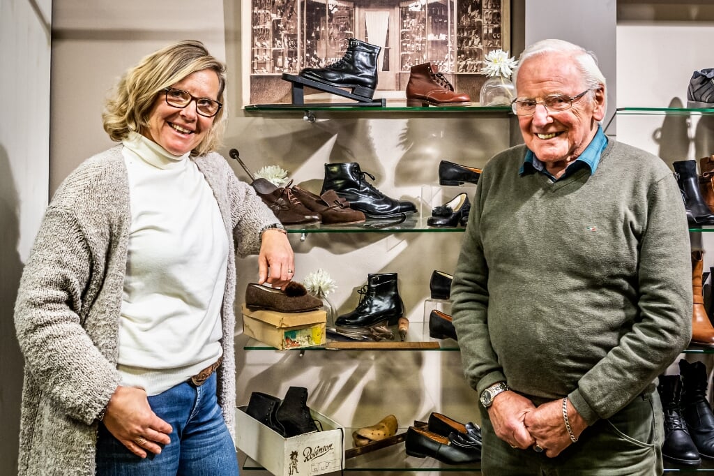 • Ageeth Hagens-Meerkerk poseert met haar vader bij de collectie historische schoenen..