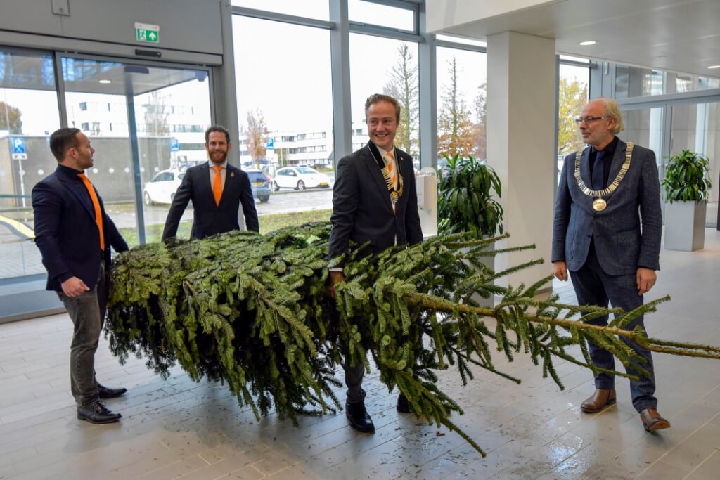 • Leden van Tafelronde 185 Woerden bieden burgemeester Victor Molkenboer kerstbomen aan.