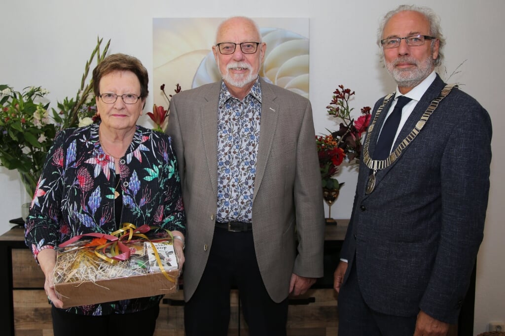 • Het echtpaar De Koning-Peters met burgemeester Victor Molkenboer.  
