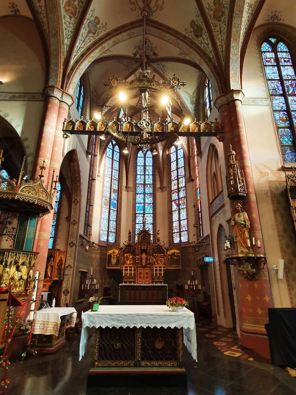 De Nicolaaskerk is van binnen rijk gedecoreerd.