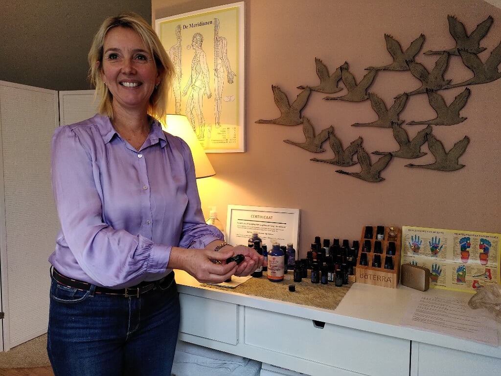 • Massage- en aromatherapeut Marjolijn van der Wal met haar collectie oliën.
