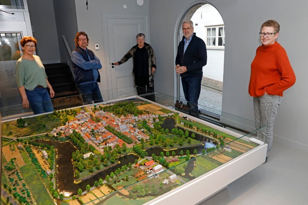 • Marianne van Drenth, Dirk van Krieken, Adrie den Hartog, Jan Blonk en Matzy van Harten bij de maquette van Nieuwpoort.